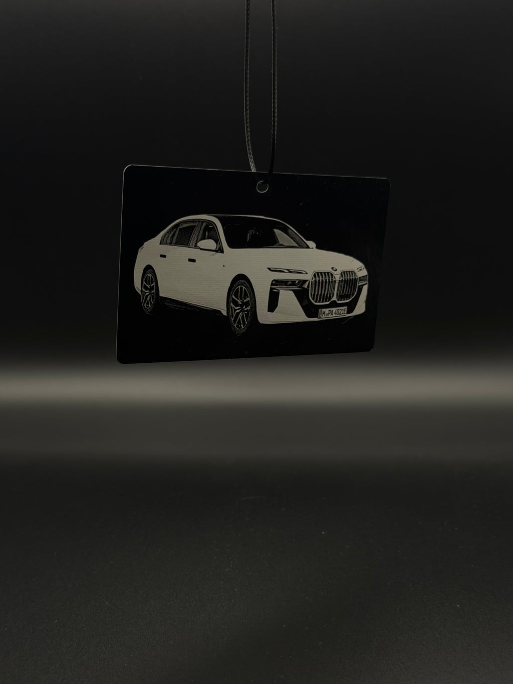 Personalisierter Auto-Anhänger mit Foto & Wunschtext – Individuell graviert aus Aluminium