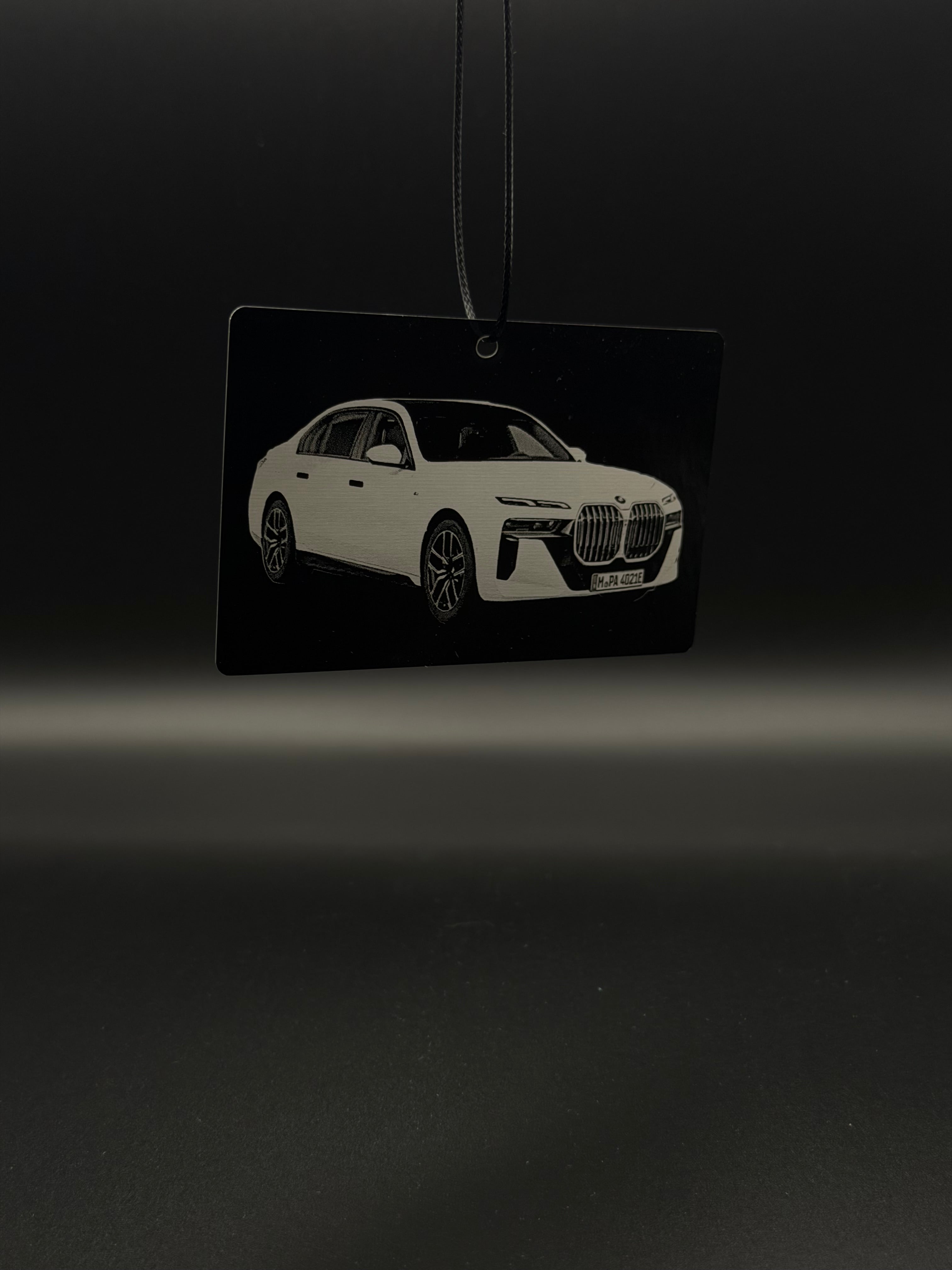 Personalisierter Auto-Anhänger mit Foto & Wunschtext – Individuell graviert aus Aluminium